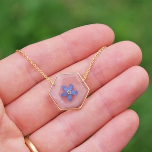 Myosotis Hexagone necklace Veritable Forget me nots Crewneck necklace Geometrical pendant Resin pendant Pressed blue flower Hexagon pendant