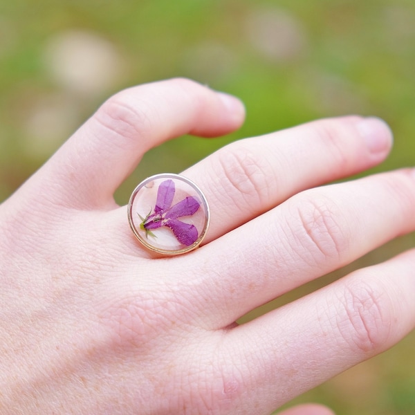 Taille 54 uniquement / Bague minimaliste fleur de lobélie violette 3 couleurs de métal Bague O Forme moderne Bijou géométrique Fleur pressée