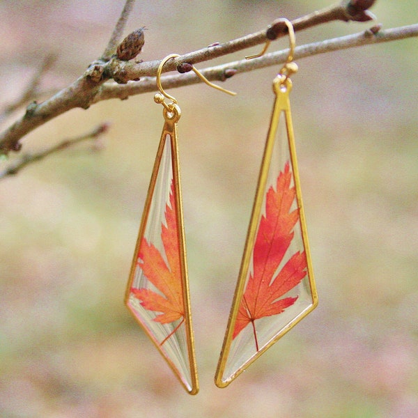 Boucles d'oreilles triangles pendantes Feuilles d'érable japonais Dorées à l'or fin 16K Simple crochet Feuilles séchées Chlorophyll Jewelry