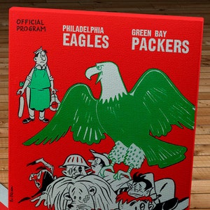 Może przedstawiać: Winietkowy program w kolorze czerwonym i zielonym z ilustracjami do meczu o mistrzostwo świata NFL z 1960 roku pomiędzy Philadelphia Eagles i Green Bay Packers. Program przedstawia animowanego orła i grupę animowanych zawodników Packers. Tekst na programie brzmi "National Football League World Championship Game Franklin Field Philadelphia December 26, 1960".