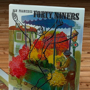 Puede incluir: Una portada de programa deportivo vintage con una ilustración en blanco y negro de un jugador de fútbol americano en acción. El programa es para un partido entre los San Francisco Forty Niners y los Chicago Hornets el 4 de septiembre de 1949 en el Kezar Stadium. La portada del programa está impresa en un papel texturizado con un fondo amarillento.