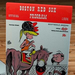 Pode incluir: Uma capa de programa vintage do Boston Red Sox de 1964 com uma ilustração de desenho animado de uma menina a cavalo com o texto "horse thief!" e "OFFICIAL PROGRAM 1964".
