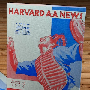 Könnte beinhalten: Ein Vintage-Magazincover für Harvard A-A News, das einen Baseballspieler in einer Fängermontur zeigt, mit dem Text "Yale Game Number" und "June 20, 1934" auf dem Cover.