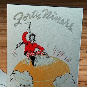 Può includere: Un poster vintage che pubblicizza una partita di football americano tra i Forty Niners e i Miami Seahawks. Il poster presenta un'illustrazione a fumetti di un uomo che cavalca un pallone da football con una pistola in mano. Il testo sul poster recita "Forty Niners vs. Miami Seahawks September 15, 1946".