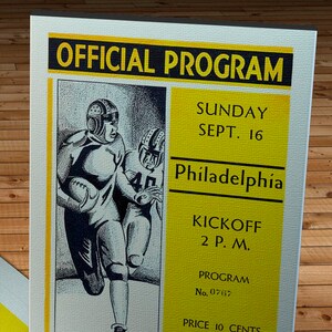 Könnte beinhalten: Ein vintage gelbes und weißes Programm für ein Fußballspiel in Philadelphia am 16. September. Das Programm zeigt eine Schwarzweißillustration eines Fußballspielers, der mit dem Ball rennt. Der Text "OFFICIAL PROGRAM", "SUNDAY", "SEPT. 16", "Philadelphia", "KICKOFF", "2 P. M.", "PROGRAM", "No. 0767", "PRICE 10 CENTS", und "SAVE YOUR PROGRAM-FOR IMPORTANT INFORMATION SEE PAGE 12." ist auf dem Programm gedruckt.