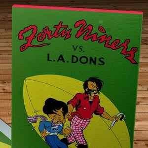 Può includere: Un poster vintage verde e giallo che pubblicizza una partita tra i Forty Niners e gli L.A. Dons. Il poster presenta un'illustrazione di due uomini in stile cartone animato, uno piange e l'altro tiene un metro a nastro. La data della partita è il 19 settembre 1948.