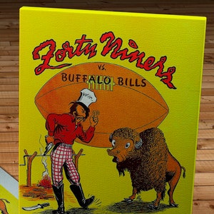 Può includere: Un poster giallo vintage che pubblicizza una partita di football tra i Fort Worth Miners e i Buffalo Bills. Il poster presenta un'illustrazione di un minatore che tiene un pallone da football e un bufalo. La partita è in programma per il 29 agosto 1948. Il poster include anche il prezzo della partita: $ 0,25.