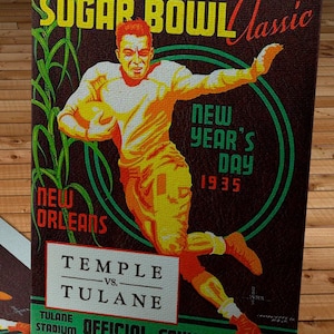 Könnte beinhalten: Vintage-Poster des Sugar Bowl Classic von 1935. Das Poster zeigt einen Footballspieler in Aktion, der den Ball hält. Der Text enthält "New Year's Day", "New Orleans" und die Teams Temple gegen Tulane. Die Farben sind Gelb, Orange, Grün und Braun.