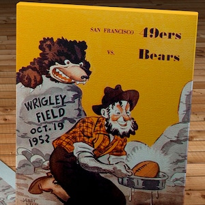 Può includere: Un programma di gioco di football americano vintage con i San Francisco 49ers contro i Chicago Bears. La copertina del programma raffigura un orso dei cartoni animati che tiene un pallone da football e una mascotte dei cartoni animati dei 49ers. La partita si è giocata al Wrigley Field il 19 ottobre 1952. Il programma costa 25 centesimi.