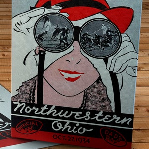 Könnte beinhalten: Eine Vintage-Illustration einer Frau mit rotem Hut und Fernglas, die ein Fußballspiel beobachtet. Der Text lautet "Northwestern Ohio" und "Oct. 27, 1934".
