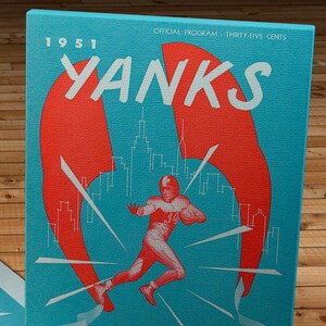 Può includere: Un programma di partita di football americano vintage del 1951 per i New York Yankees contro i San Francisco 49ers. La copertina presenta un logo "YANKS" rosso e bianco con una città stilizzata e un giocatore di football americano che corre con il pallone. Il testo "SAN FRANCISCO 49ers" e "NOVEMBER 25, 1951, YANKEE STADIUM" è stampato in basso.