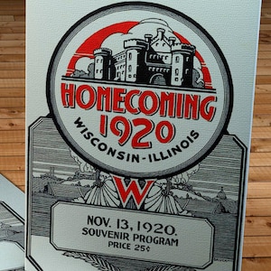 Op de afbeelding: Een zwart-witte illustratie van een kasteel met een rode zon erachter. De tekst "HOMECOMING 1920 WISCONSIN-ILLINOIS" staat in een cirkel rond het kasteel. De tekst "NOV. 13, 1920. SOUVENIR PROGRAM PRICE 25¢" staat onder de cirkel. De tekst "BROCK" staat in de rechterbenedenhoek.
