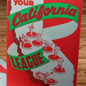 Puede incluir: Un póster vintage rojo y verde con el texto "YOUR California LEAGUE" y un mapa de California con jugadores de béisbol en cada ciudad. Las ciudades que se enumeran son Stockton, San José, Modesto, Fresno, Visalia, Bakersfield, Santa Bárbara y Ventura.
