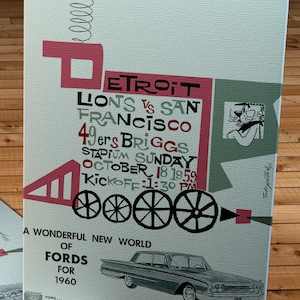 Puede incluir: Un póster vintage que anuncia un partido de fútbol americano de los Detroit Lions contra los San Francisco 49ers. El partido está programado para el 18 de octubre de 1959 en el Briggs Stadium. El póster presenta una caricatura de un jugador de fútbol americano y un anuncio de automóvil para Ford.