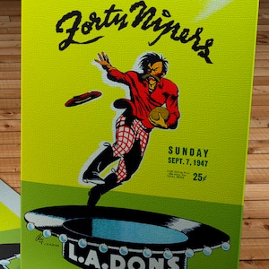 Può includere: Un poster vintage giallo che pubblicizza una partita di baseball dei Fort Worth Niners contro gli L.A. Dons di domenica 7 settembre 1947. Il poster presenta un'illustrazione di un giocatore di baseball in una maglietta rossa e pantaloni a quadri, che tiene una palla da baseball e lancia una palla. Il poster costa 25 centesimi.