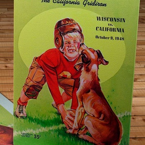Op de afbeelding: Een vintage illustratie van een jonge jongen die een voetbalhelm en een shirt draagt, spelend met een hond. De tekst luidt "The California Gridiron, Wisconsin vs. California, October 9, 1948, Total Price 35 cents".