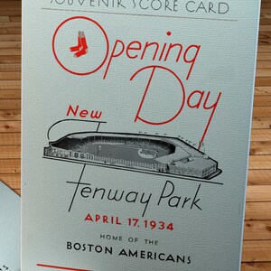 Könnte beinhalten: Eine Vintage-Souvenir-Scorecard für den Eröffnungstag des Fenway Park, der Heimat der Boston Americans, am 17. April 1934. Die Karte zeigt eine Schwarzweißillustration des Stadions und den Text "New Opening Day Fenway Park April 17, 1934 Home of the Boston Americans".