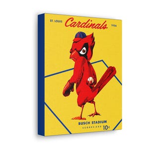 Könnte beinhalten: Eine Vintage-Baseball-Scorecard der St. Louis Cardinals mit einem Cartoon-Rotkardinal, der eine blaue Baseballkappe trägt. Die Scorecard ist gelb mit blauen und weißen Akzenten und trägt die Aufschrift "Busch Stadium Scorecard 10¢".