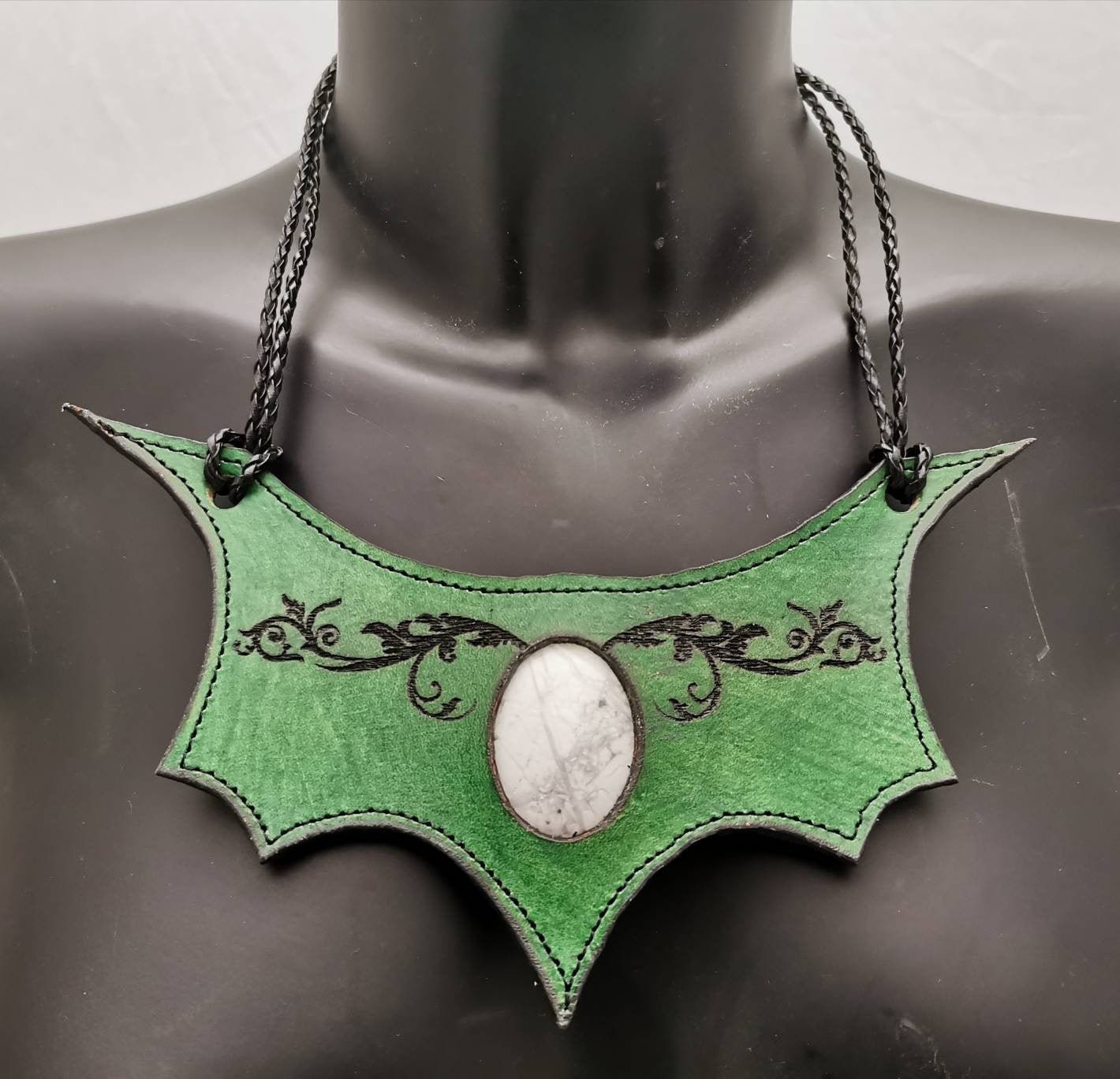 Collier Plastron en Cuir Elfique Sertie d'une Howlite