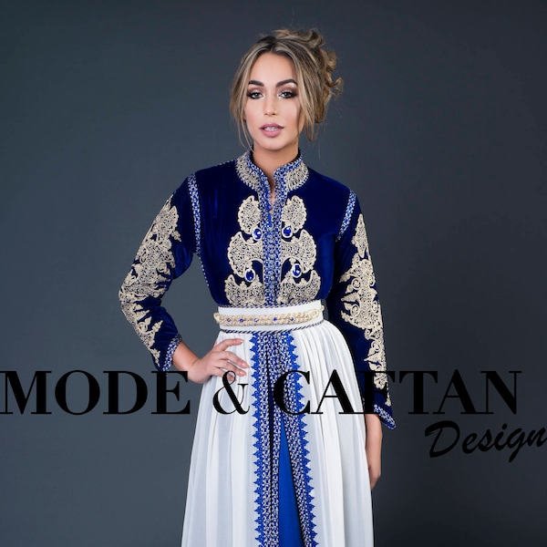 Caftan marocain royal col officier bleu roi avec broderie or et jupe en mousseline