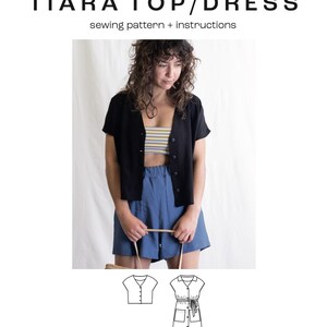 Puede incluir: Un patr&oacute;n de costura para un top/vestido Tiara, con un dibujo de l&iacute;nea de la prenda y una foto de una modelo con un top negro y pantalones cortos azules. El patr&oacute;n es para tallas XS-3XL y se describe como un proyecto para principiantes avanzados.