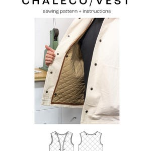 Puede incluir: Un patrón de costura para un chaleco acolchado, con un chaleco blanco con ribete marrón y un forro acolchado. El patrón es para las tallas XXS-5XL y es unisex. El texto "CHALECO/VEST" y "patrón de costura + instrucciones" está incluido en la imagen.