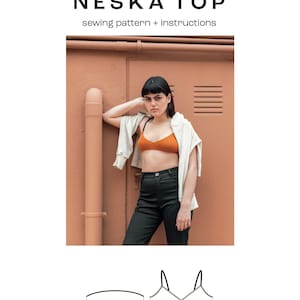 Puede incluir: Un patrón de costura para un top Neska, un top estilo bandeau con tirantes ajustables. El patrón es para tallas XS-3XL y se describe como un proyecto para principiantes avanzados. La imagen muestra a una mujer usando el top con un cárdigan blanco y jeans negros.