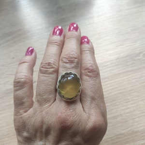 Precioso anillo gigante con cabujón de ágata limón en plata de ley