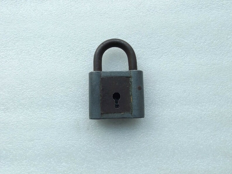 Vintage Iron Padlock w Original 1 Brass Key