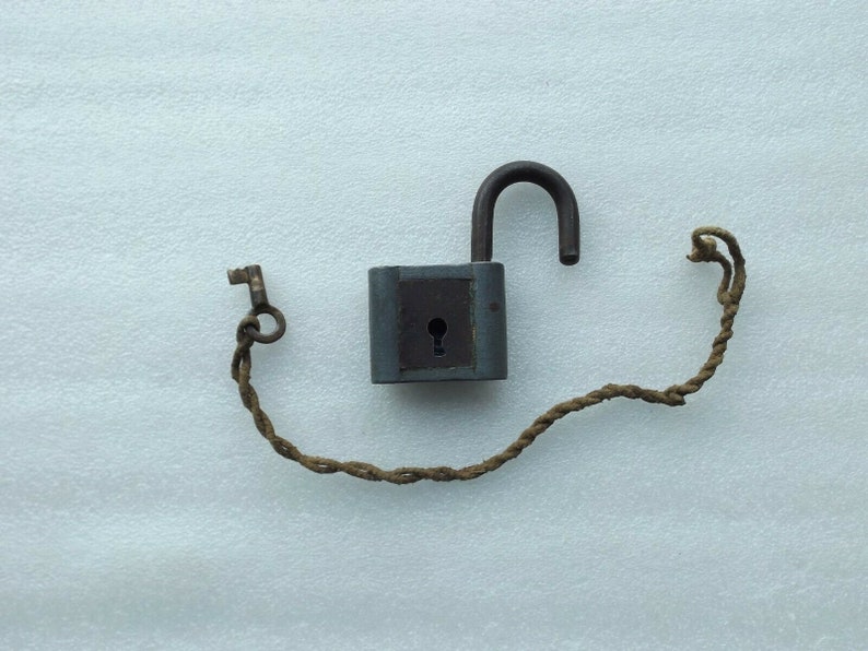Vintage Iron Padlock w Original 1 Brass Key