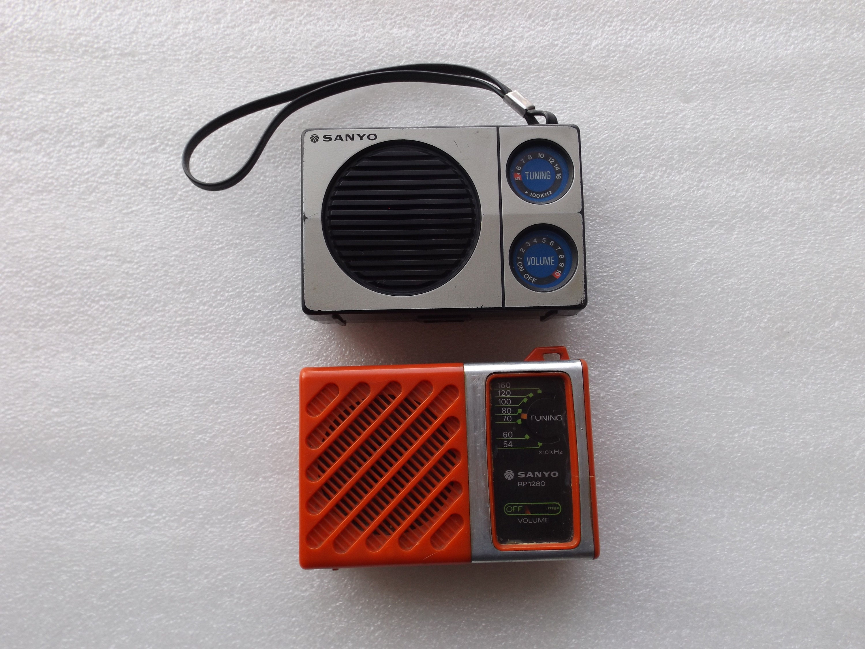 2 X Vintage Pocket Portable Radio Receiver SANYO RP1280 /