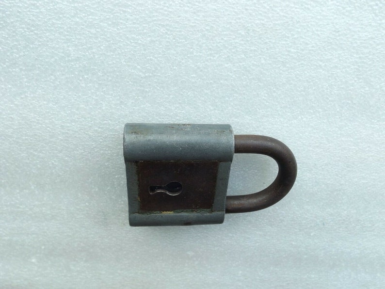 Vintage Iron Padlock w Original 1 Brass Key