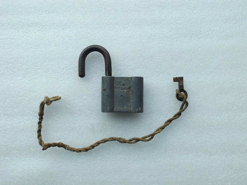 Vintage Iron Padlock w Original 1 Brass Key