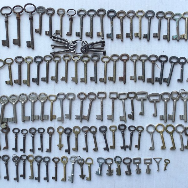 Lot of 110 old vintage skeleton keys