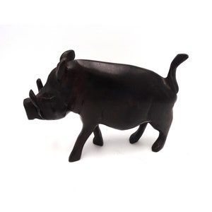 Figura de facóquero de ébano hecha a mano: talla de madera africana