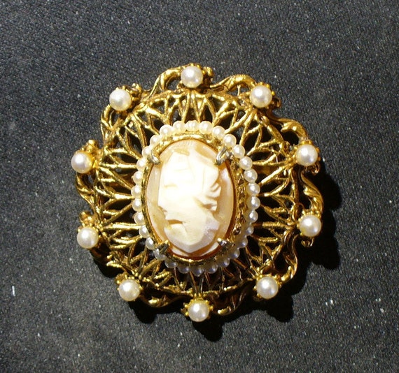 Small Florenza Shell Cameo & Pearl Gilt Pendant B… - image 1