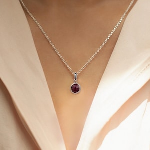 Sterling Silber Halskette mit Rubin Anhänger, Minimalistischer Edelstein Schmuck, Juli Birthstone Halskette, Romantisches Geschenk