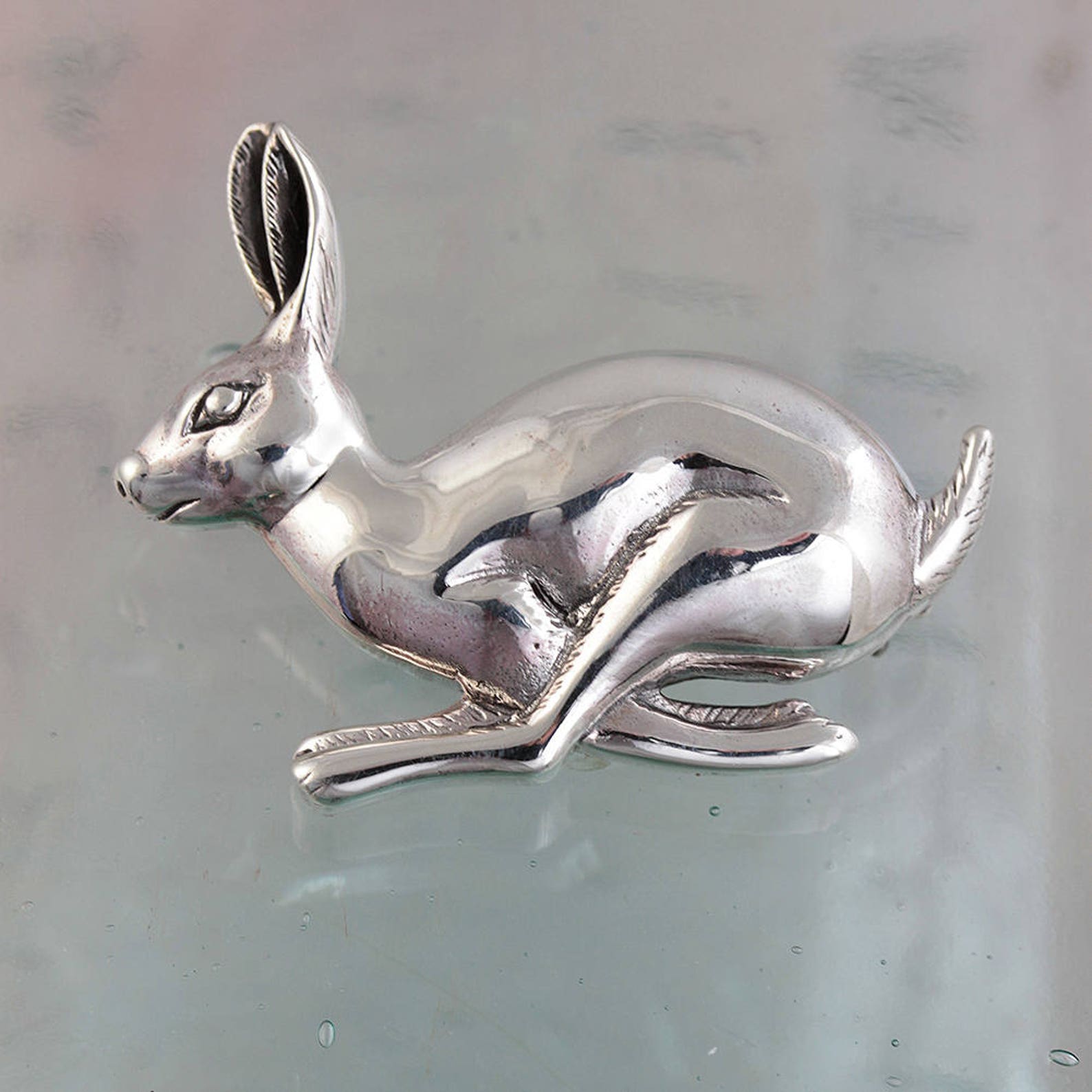 Кролики серебро купить. Серебряные броши с кроликом. Брошь заяц серебро. Статуэтки серебристые кролики. Брошь кролик серебро.