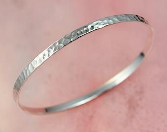 Gehamerde sterling zilveren armband, 4 mm breed, plat en stevig, gemaakt van gerecycled zilver.