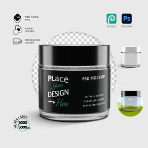 Op de afbeelding: Een heldere glazen pot met een zwart deksel en een zwart etiket met de tekst "Place Your Design Here". De afbeelding bevat ook pictogrammen voor PSD, Smart Layers en Organized Layers, samen met de tekst "PSD Mockup".