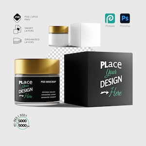 Peut inclure: Maquette d'un pot cosmétique avec un couvercle doré et une étiquette noire. Le texte "Place Your Design Here" est affiché sur le pot et la boîte noire. L'image comprend également une boîte blanche et des logos de logiciels de conception.
