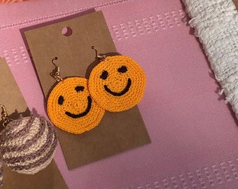 Brincos de crochê feitos à mão com rosto sorridente