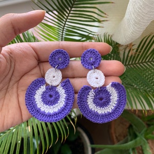 Brincos roxos de crochê feitos à mão, brincos Boho, brincos hippie, brincos extravagantes, propriedade de latinas, Ojitos Alegres