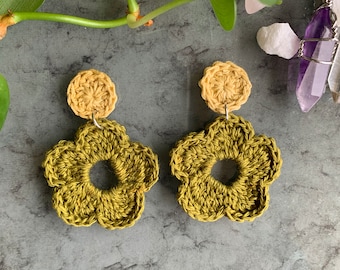 Green Crochet 70s Inspired Daisy Stud Earrings, Boho Earrings, Handmade Earrings, Hippie Earrings, Latina Owned, Ojitos Alegres