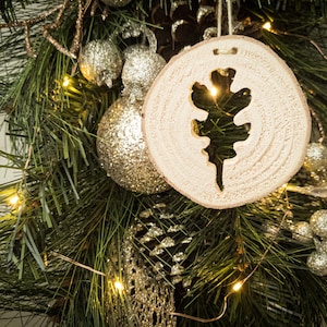 Eiken blad Ornament, handgemaakte houten ornament, rustieke decoratie, eiken blad aandenken, herfst cabine decor, Halloween cadeau, gerecyclede kerstboom