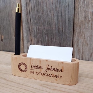 Porte-cartes de visite en bois personnalisé avec porte-stylo, Porte-cartes de visite en bois gravé pour bureau, Accessoire de bureau personnalisé, cadeau d'affaires