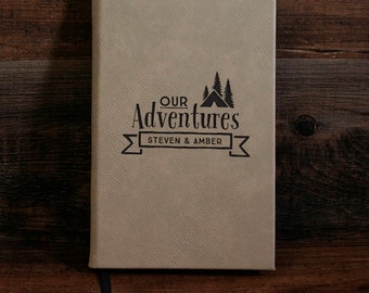 Diario de viaje personalizado de piel para parejas, ideal para aventuras. Regalo perfecto para aniversarios.
