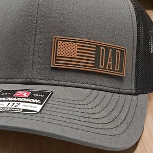 Chapeau papa avec drapeau américain, chapeaux drapeau américain personnalisés, chapeau de camionneur avec monogramme, chapeau Richardson 112 patch en cuir snapback, chapeau de fête des pères image 2