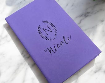 Un regalo útil para ella: un diario de escritura con monograma grabado. Ideal como regalo para el Día de la Madre, graduación o simplemente para agradecerle a mamá.
