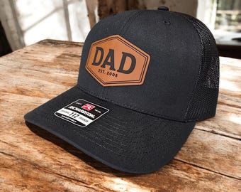 Gorra personalizada para papá, ideal como regalo para el Día del Padre. Gorra con parche de cuero Richardson 112.